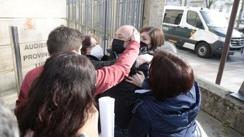 Jos� Manuel Leal, rodeado por sus familiares, muy alterado a la llegada de la madre de su hija asesinada a la primera jornada del juicio, el pasado mes de febrero. 