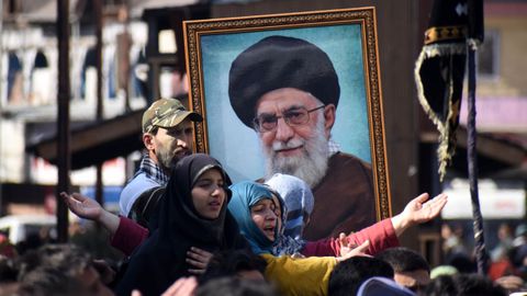 Musulmanes chi�es protestan por la muerte del ayatol� iran� Al� Jamenei.