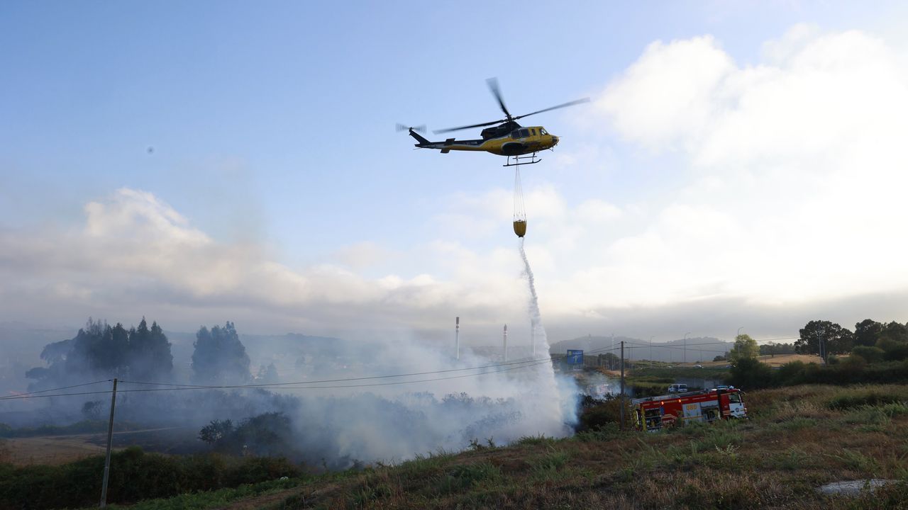 Un incendio en Penamoa moviliza un amplio dispositivo y provoca una densa humareda en A Coruña