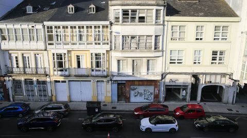 San pedro-estaci�n. Mucho potencial. El tramo arranca con el enorme solar que hace esquina en San Roque y en el que ya no hay impedimentos para construir. Luego hay edificios reformados y locales ocupados, desde los n�meros 22 hasta el 35, pero hacia la mitad nos encontramos con hasta 10 edificios abandonados, siendo los n�meros 48 y 49 (este en reformas) los m�s emblem�ticos. Hay 13 inmuebles ocupados, 10 sin habitantes y 11 locales sin actividad.