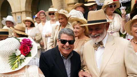 El empresario José Santiago, presidente de la Casa de España en Puerto Rico, este jueves, en el Hotel de la Reconquista junto a sus invitados a la comida del Día de América en Asturias