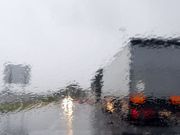 La lluvia dificult� la circulaci�n ayer por A Mari�a. 