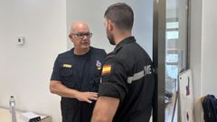 Eladio Santos, subdelegado del Gobierno, con un miembro de la UME, en el centro de coordinacin para la extincin de los incendios de Ourense.