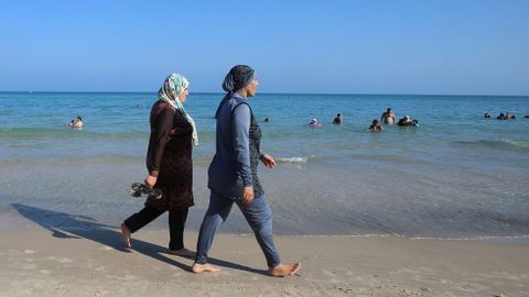Mujeres visten burkini en una playa turca
