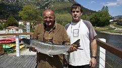 Abel Sousa (izquierda) posa con el primer salm�n de la temporada en el Cares.Abel Sousa (izquierda) posa con el primer salm�n de la temporada en el Cares