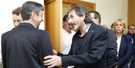<span lang= es-es >Hoy volver�n a verse</span>. A la izquierda, Jos� Luis Paj�n, alcalde socialista, recibe la felicitaci�n de su predecesor, el popular Marcial Sanjurjo; detr�s de �l, a la izquierda, Jos� Ram�n V�zquez, tr�nsfuga del PP elegido por CxG; y a la derecha, la otra tr�nsfuga popular, Bego�a Moreiras, que apoya al PSOE. 