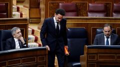 El portavoz de Cs en el Congreso, Edmundo Bal, entre los ministros socialistas Marlaska y �balos