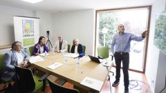 El secretario del Craega, Javier Garc�a (de pie, a la derecha), explicando los datos ante responsables de la entidad y de la Conseller�a de Medio Rural en un acto celebrado este viernes en Lugo