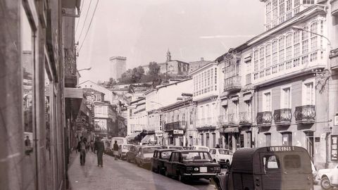 Coches estacionados en el actual tramo peatonal de la calle Cardenal
