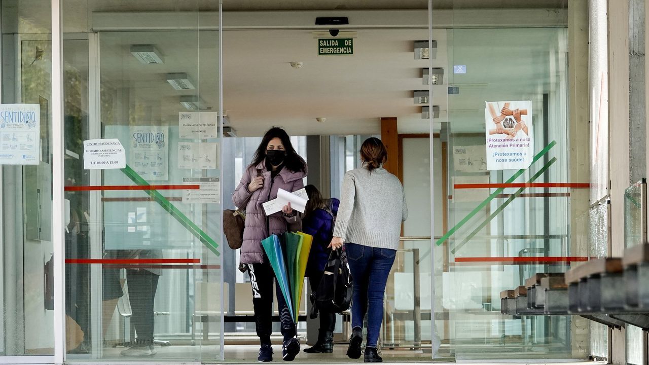 Una repesca, ocho residentes y horas extras para cubrir 32 puestos sin médico en centros de salud de Vigo