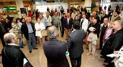 Responsables de la Xunta informan a los familiares del desv�o del avi�n de las once y media.