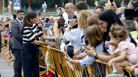 La reina Letizia salud a numerosos vecinos, como Diego Iglesias (en el centro, captando la secuencia con su mvil)