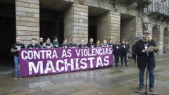 La corporaci�n de Santiago encabezada por el alcalde Marti�o Noriega se concentr� en la Praza do Obradoiro para mostrar su rechazo a la violencia machista. 