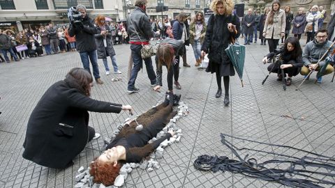 Nin unha mais. Performance de Ana Gesto en la Praza da Peregrina contra la violencia de g�nero