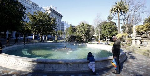 Los peque�os coru�eses todav�a se asoman a ver si atisban alg�n pez de colores en la fuente de M�ndez N��ez. 