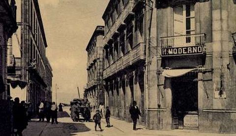 <span lang= es-es >El mar que desapareci� de la vista</span>. Carmi�a G�ndara todav�a recuerda cuando desde el hotel Cortegada pod�a ver el mar en la Alameda; pese a los rellenos, cree que Vilagarc�a mejor�.