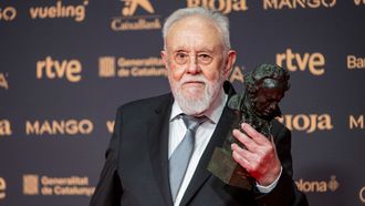 El cineasta y escritor Gonzalo Su�rez posa tras recibir el Goya de Honor, en la 40� edici�n de los Premios Goya, en el Auditori del Centre de Convencions Internacionals, a 28 de febrero de 2026, en Barcelona, Catalu�a