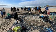 <span lang= gl >Parte do lixo recollido este domingo na praia de Doni�os</span>