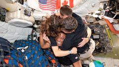 Emotivo abrazo entre Reid Wiseman, Victor Glover, Christina Koch y Jeremy Hansen dentro de Orion