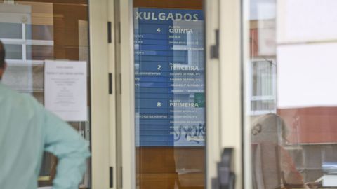 Imagen de la entrada a los juzgados de Ferrol