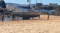El velero, en la playa de Espieiro.