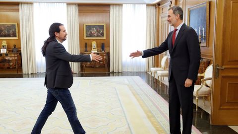 El rey Felipe VI y Pablo Iglesias se saludan antes de la reuni�n celebrada en la Zarzuela