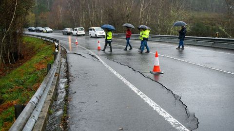 Imagen del 2022 de un corte de tr�fico de la carretera PO-534 en Cachafeiro por riesgo de hundimiento.
