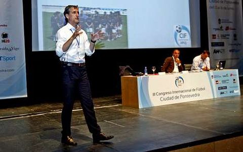 Pablo Alfaro, ex de equipos como el Sevilla y el Racing de Santander, ayer, durante su ponencia.