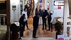 El rey em�rito, la infanta Elena y el resto de los acompa�antes, anoche en la puerta del restaurante Ribadomar