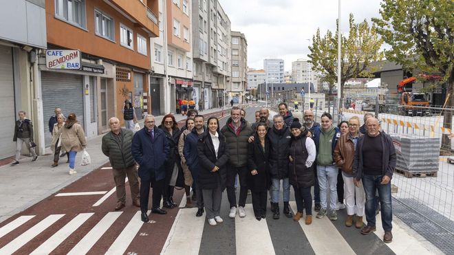 Ins Rey y las concejalas Montse Paz y Noem Daz en la Avenida da Sardieira junto con vecinos, comerciantes y responsables de la empresa que ejecut la renovacin