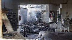 As� se ve�a desde fuera esta ma�ana la planta baja de la panader�a Canaval tras el incendio