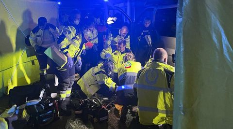 Sanitarios atienden a la mujer que recibi� varios disparos en Madrid