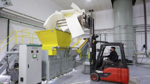 Interior de la nave industrial de Espomasa, adaptada para la clasificaci�n y separaci�n de materiales en el centro de gesti�n de residuos