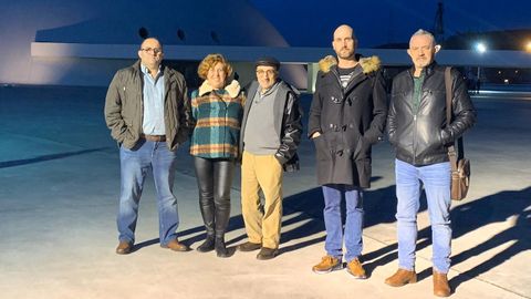 De izquierda a derecha: Jos� Enrique S�nchez, presidente de AFAPAS, Bego�a Gonz�lez y Germ�n S�nchez , familia permanentes, Marcos Vald�s, familia extensa, y Luis �lvarez, portavoz de AFAPAS