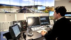 Un controlador a�reo atiende los movimientos de una aeronave en la plataforma de estacionamiento de Peinador