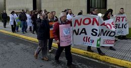 El personal del Virxe da Xunqueira se manifest� alrededor del hospital.