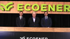 El presidente de Ecoener, Luis de Valdivia, en el centro, en la junta de accionistas de la compa��a celebrada este viernes en A Coru�a