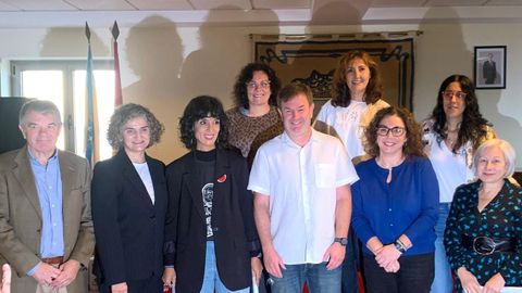 �lvarez Vidal�(izquierda), Benito Portela (centro) y Patricia Amado (segunda por la izquierda), junto a algunas de las participantes al curso de vela para mujeres Rumbo � Igualdade.
