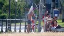 Un hombre se refresca en las duchas de la playa de Coroso, en Ribeira