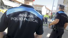 Un auxiliar de la Polic�a Local junto a un compa�ero de patrulla por la calle.
