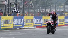 Jorge Mart�n, ganador del Gran Premio de Le Mans, en el momento de cruzar la l�nea de meta