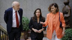 Javier Losada, Ins Rey y Carmen Calvo, este martes en el palacio municipal de Maria Pita