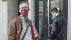 Vincent Conlon (a la izquierda) es voluntario de la Oficina de Cooperaci�n del campus y da clases de ingl�s por videollamada a Ramzi (a la derecha), un chico marroqu� que vive en el Centro de Menores de Ferrol