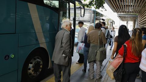 Viajeros subiendo a un bus interurbano en A Corua