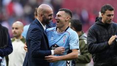 El entrenador del Celta, Claudio Gir&aacute;ldez, celebrando con Jutgl&agrave; el triunfo en el Metropolitano.