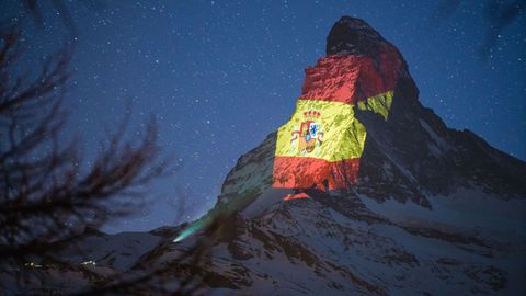 El monte Cervino, con la iluminaci�n de la bandera de Espa�a