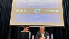 Xavier Fonseca (izquierda) y el alcalde Jos� Tom� en la presentaci�n de la charla divulgativa