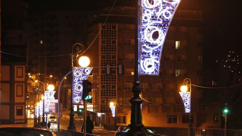 LUCES DE NAVIDAD EN OURENSE.En la ciudad, el alumbrado navideo se encendi la noche antes del puente de la Constitucin