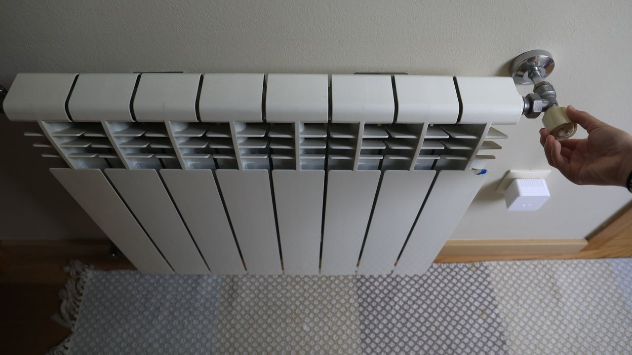 Por qué no debes poner la calefacción muy alta: «La temperatura ideal para mantener la casa es de 19 a 23 grados»