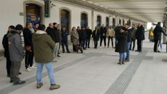 Los trabajadores de la estaci�n ferroviaria de Monforte durante los cinco minutos de silencio que guardaron por el accidente de Ademuz